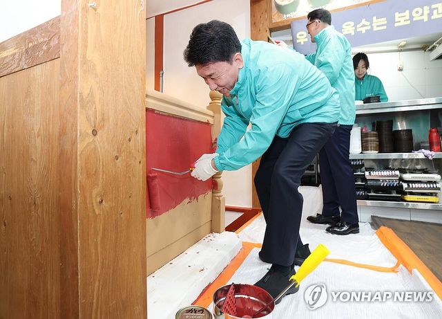 함영주 하나금융 회장, 연임 후 첫 행보… 소상공인 지원 활동