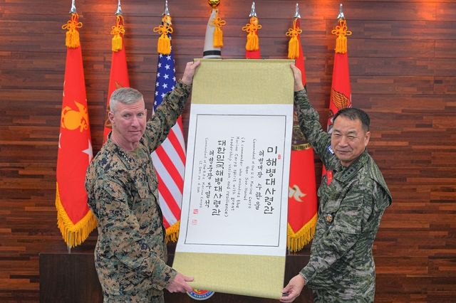 스미스 미 해병대사령관과 주일석 해병대사령관