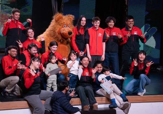 사호로 리조트에서 스키 강사들과 함께 기념 촬영을 하는 어린이 숙박객. 오른쪽이 한국인 여자 스키 강사인 전혜빈 씨. [사진/성연재 기자] 