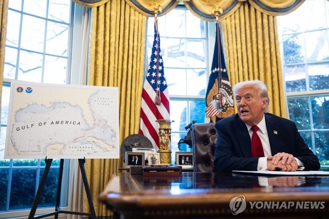 26일(현지시간) 자동차 관세 방침 밝히는 도널드 트럼프 미 대통령