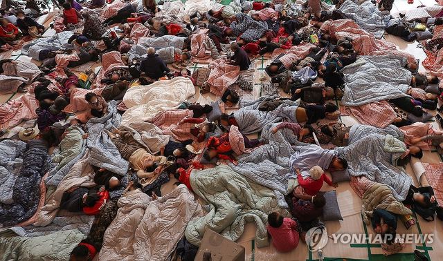 북적이는 영양군 산불 대피소