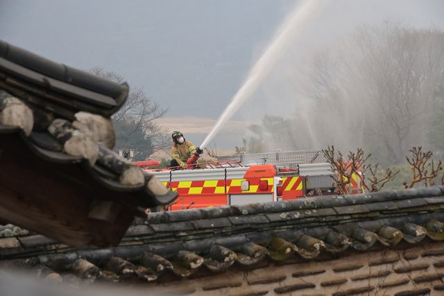 병산서원에 물 뿌리는 소방관