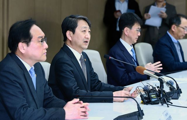 미 자동차 관세 긴급 민관 합동 대책회의 주재하는 안덕근 장관(왼쪽 두번째)