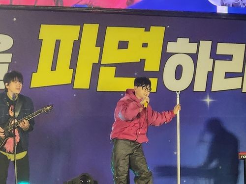 탄핵촉구 집회서 공연하는 가수 이승환