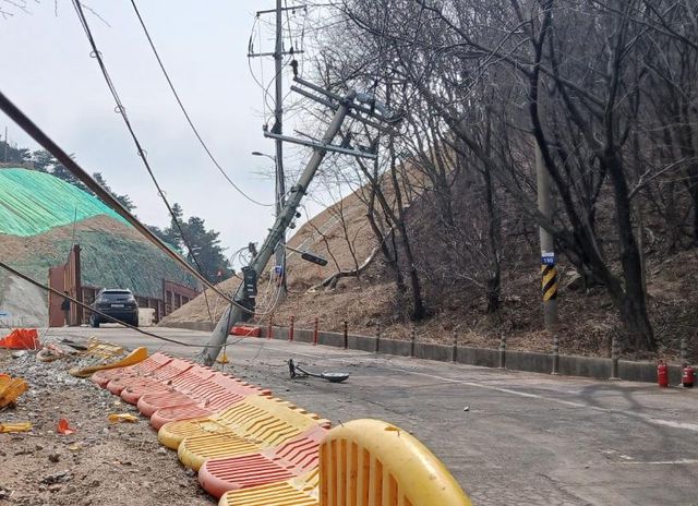 차량 사고로 기울어진 전신주