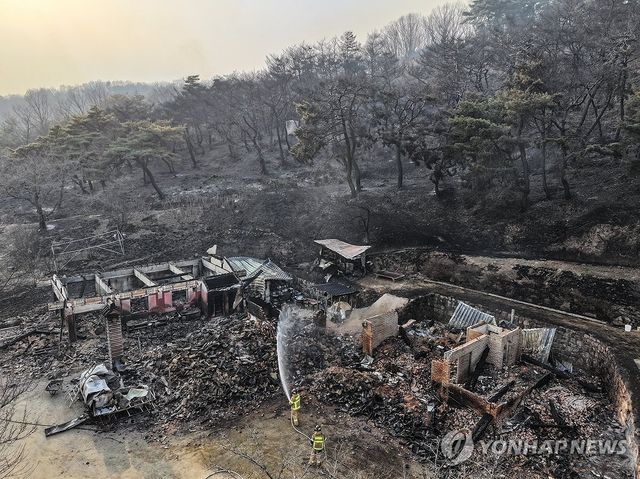 산불이 할퀴고 간 사찰