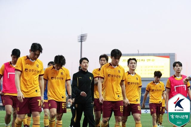 지난 22일 포항전에서 패한 뒤 고개 숙인 광주FC 선수들