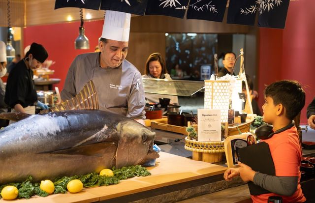 "이 참치가 진짜인가요?" 묻는 어린이 숙박객 [사진/성연재 기자]