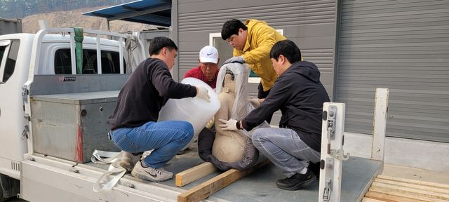 27일 보물 '의성 고운사 석조여래좌상'을 옮기는 모습 