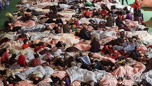 산불로 지친 주민들, 대피소에서 휴식