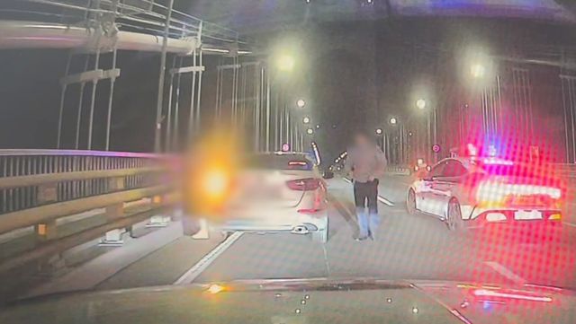 음주운전자 검거하는 경찰