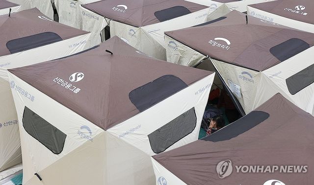 대피소에서 휴식 취하는 산불 이재민