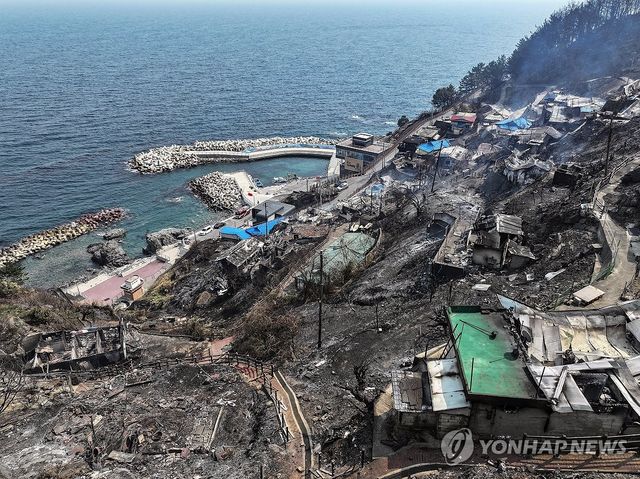 영덕 바다에 닿은 의성 산불