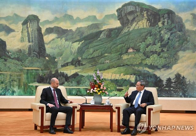27일 중국 베이징 인민대회당에서 리창 중국 국무원 총리(오른쪽)이 장 노엘 바로 프랑스 외무장관(왼쪽)과 만나 대화하고 있다. 2025.3.27 [EPA=연합뉴스]