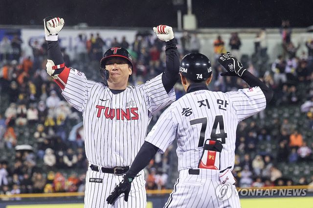 팽팽한 균형 깨는 김현수의 적시타