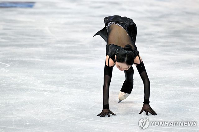 점프 착지 뒤 얼음에 두 손을 짚고 감점받은 김채연