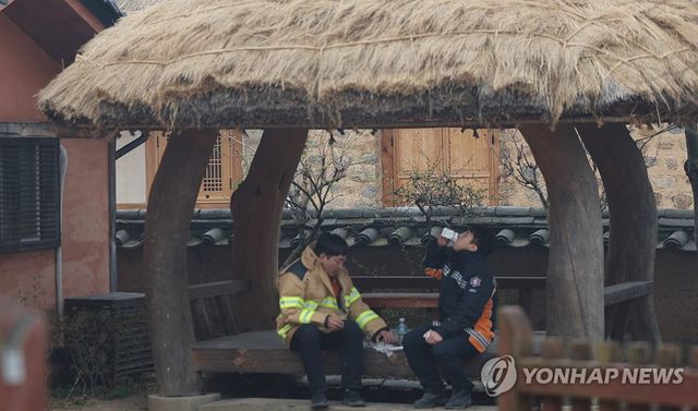 하회마을서 허겁지겁 끼니 때우는 소방관들