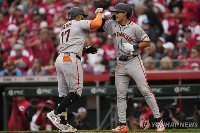 4회 득점 후 홈런을 친 라모스(왼쪽)와 기뻐하는 이정후. 