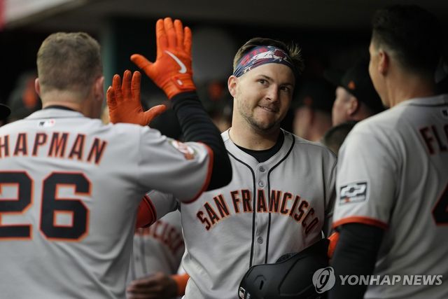 9회 역전에 성공한 뒤 기뻐하는 샌프란시스코 선수들