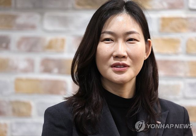 인터뷰하는 박정은 감독