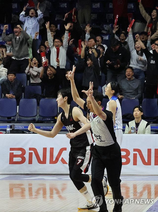 막판 3점 슛 성공하는 BNK 박혜진