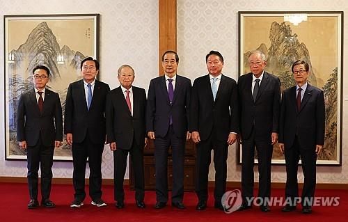 2024년 12월 23일 총리서울공관에서 만난 한덕수 권한대행과 경제6단체 대표들
