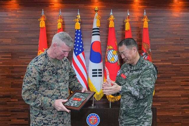 스미스 미 해병대사령관과 주일석 해병대사령관