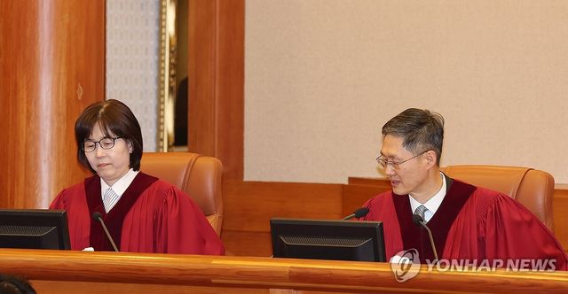 심판정 입장한 헌법재판관들