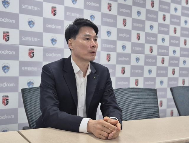 인터뷰하는 강성형 감독