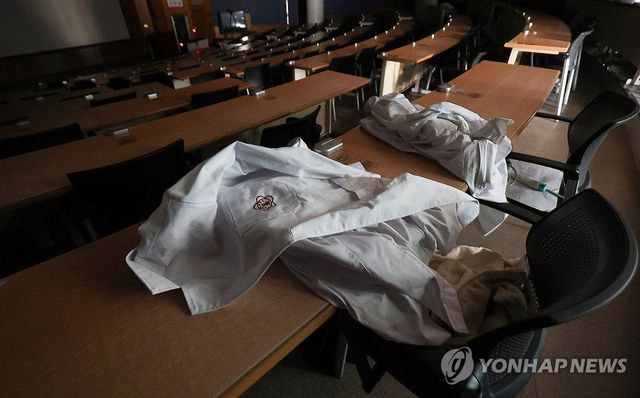 불 꺼진 의과대학 강의실