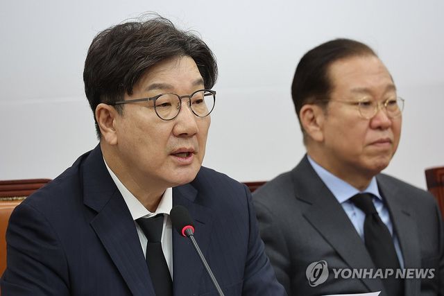 발언하는 권성동 원내대표