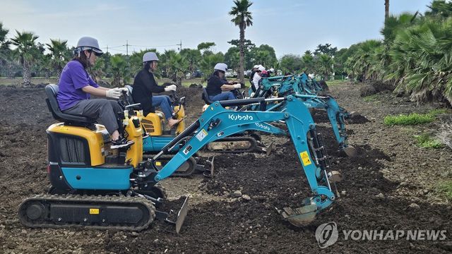귀농귀촌·청년농업인 아카데미 굴착기 운전 실습