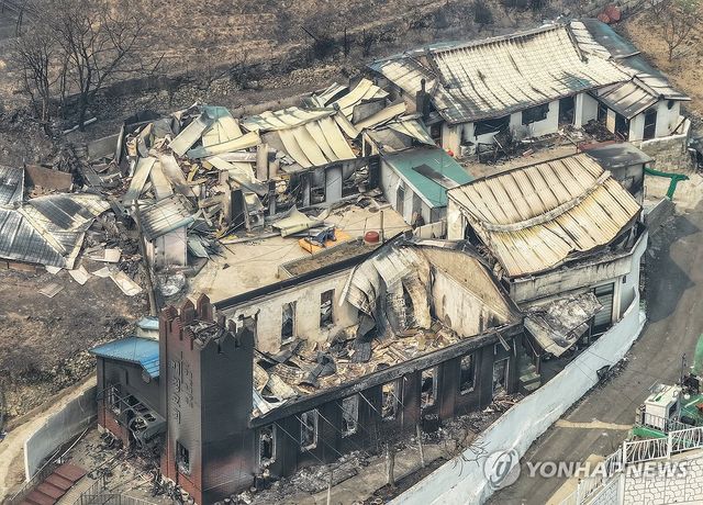 산불에 첨탑 불탄 교회