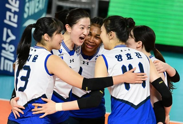 환호하는 현대건설 선수단