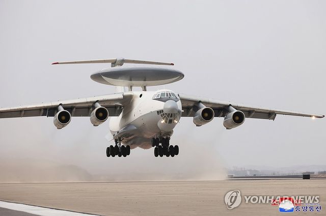 북한 김정은, 공중통제기 탑승ㆍ자폭무인기 참관…"무인ㆍAI 최우선"