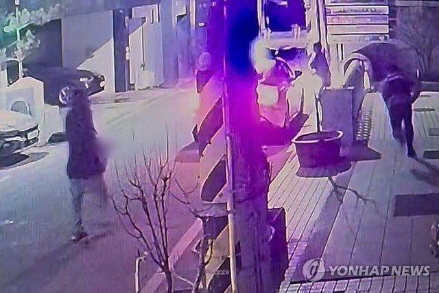 경찰에 흉기 휘두르는 남성