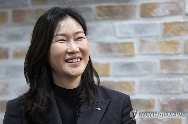 미소 짓는 박정은 감독