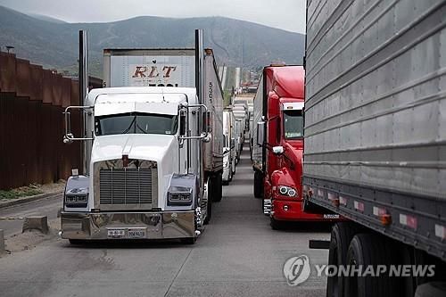 멕시코에서 미국으로 가는 화물트럭들