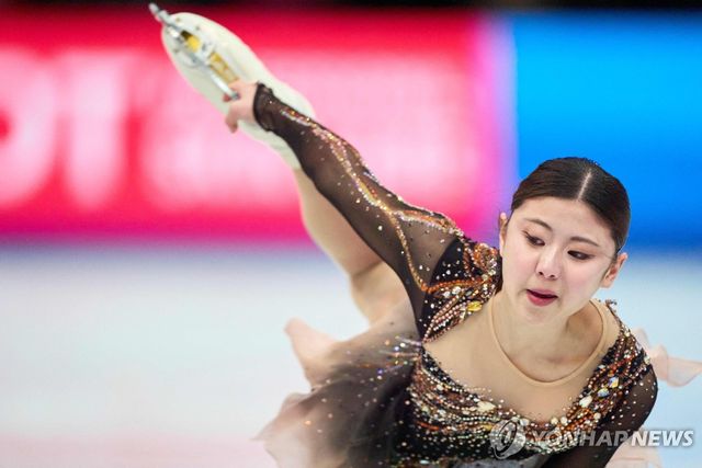 연기를 펼치는 윤아선 