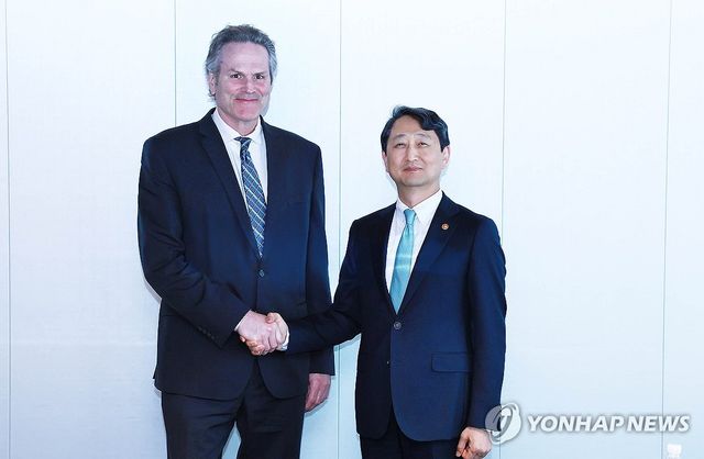 안덕근 장관, 마이크 던리비 알래스카 주지사와 기념 촬영