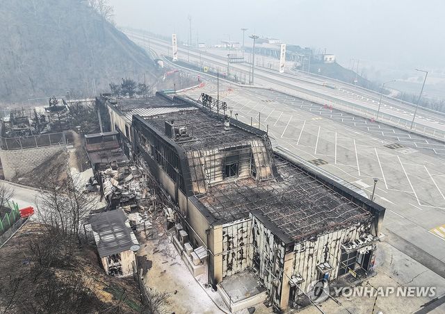 통제된 서산영덕고속도로, 불탄 청송휴게소