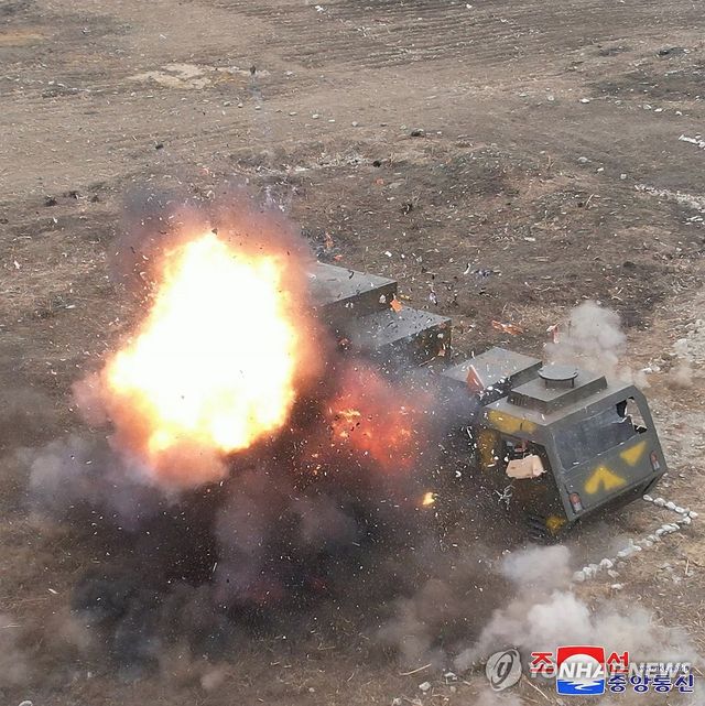 북한 김정은, 공중통제기 탑승ㆍ자폭무인기 참관…"무인ㆍAI 최우선"