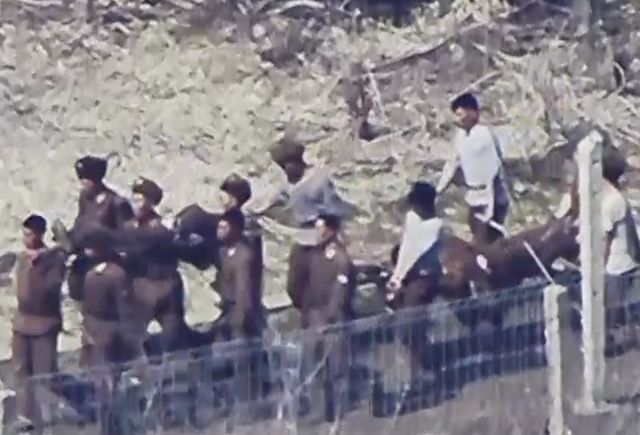 동부전선의 지뢰 폭발 후 사상자를 들것으로 후송하는 모습