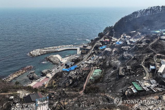 영덕 바다에 닿은 의성 산불