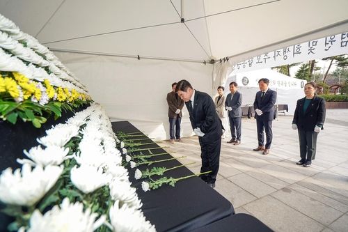 산불 희생자 추모하는 이필형 동대문구청장