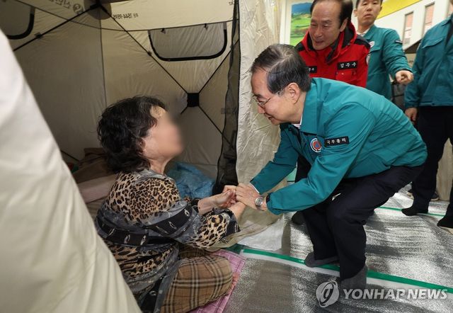 산불 이재민 위로하는 한덕수 권한대행