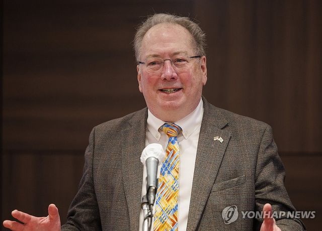 한국의 경쟁력 강화 방향 설명하는 마이넬리 회장