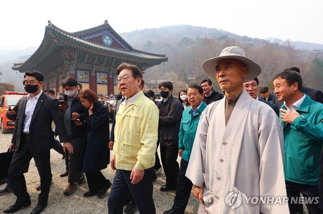 화마에 소실된 고운사 방문한 이재명 대표