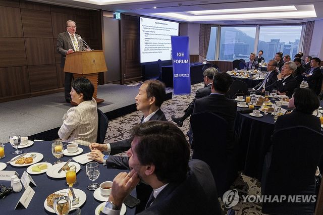 한국의 경쟁력 강화 방향 설명하는 마이넬리 회장