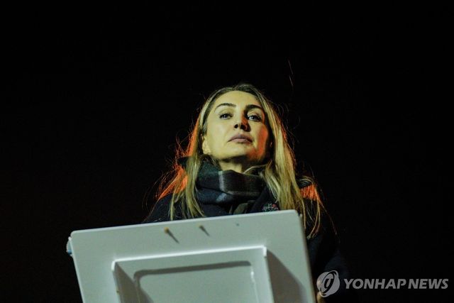 19일 이마모을루 체포 항의 시위에서 연설하는 딜렉 여사